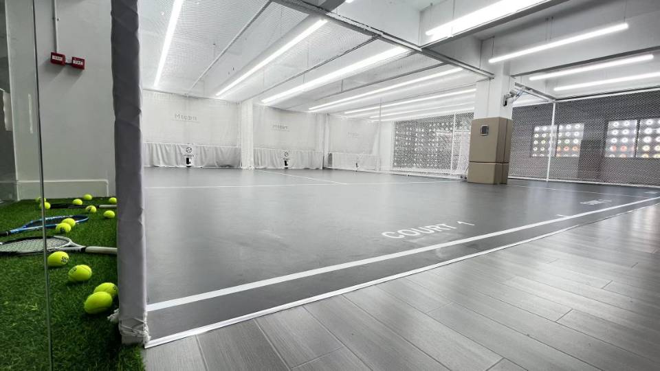 M team网球训练馆位于广东省广州市白云区鹤龙街道YH城C座306号，可在网球地图查看广州市网球场订场方式。提供学练馆等场地。场馆设施包括饮料售卖、洗手间、沐浴间、停车方便、可租拍、发球机。参考起价58元/小时起。